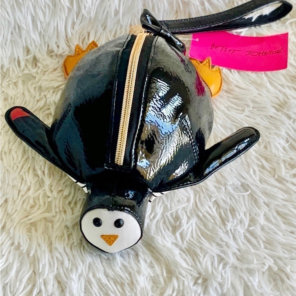NWT Betsey Johnson KITSCH TOTALLY TUXEDO TALES PENQUIN WRISTLET BJ62000H